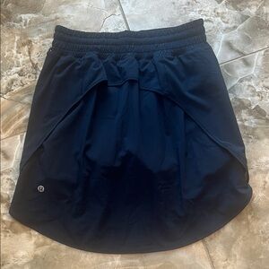 lululemon NWOT Hotty Hot High Rise Skirt l True Navy Sz 4 (Built In Shorts)